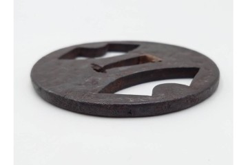 時代武具　鉄地丸形　櫃孔の扇面透が特徴的な鍔　外箱付き　(R-086811)