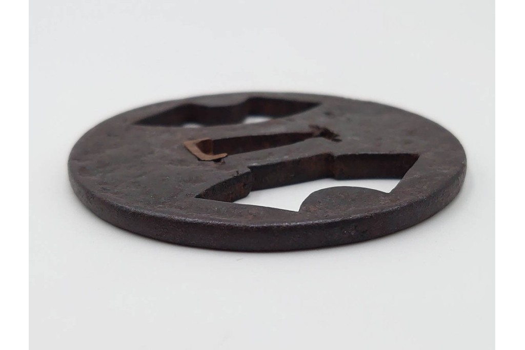 時代武具　鉄地丸形　櫃孔の扇面透が特徴的な鍔　外箱付き　(R-086811)