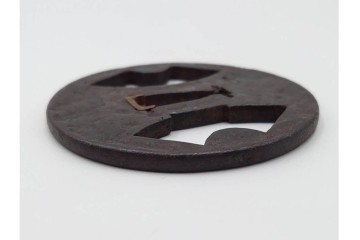 時代武具　鉄地丸形　櫃孔の扇面透が特徴的な鍔　外箱付き　(R-086811)