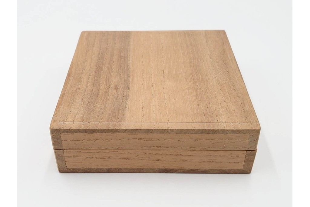 時代武具　鉄地丸形　櫃孔の扇面透が特徴的な鍔　外箱付き　(R-086811)