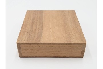 時代武具　鉄地丸形　櫃孔の扇面透が特徴的な鍔　外箱付き　(R-086811)