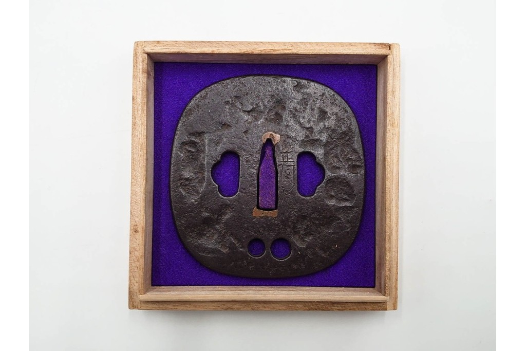 時代武具　正阿弥　鉄地撫角形　腕貫孔(透かし)の入った鍔　外箱付き　(R-086812)