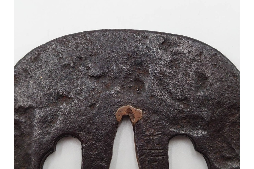 時代武具　正阿弥　鉄地撫角形　腕貫孔(透かし)の入った鍔　外箱付き　(R-086812)