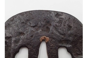 時代武具　正阿弥　鉄地撫角形　腕貫孔(透かし)の入った鍔　外箱付き　(R-086812)