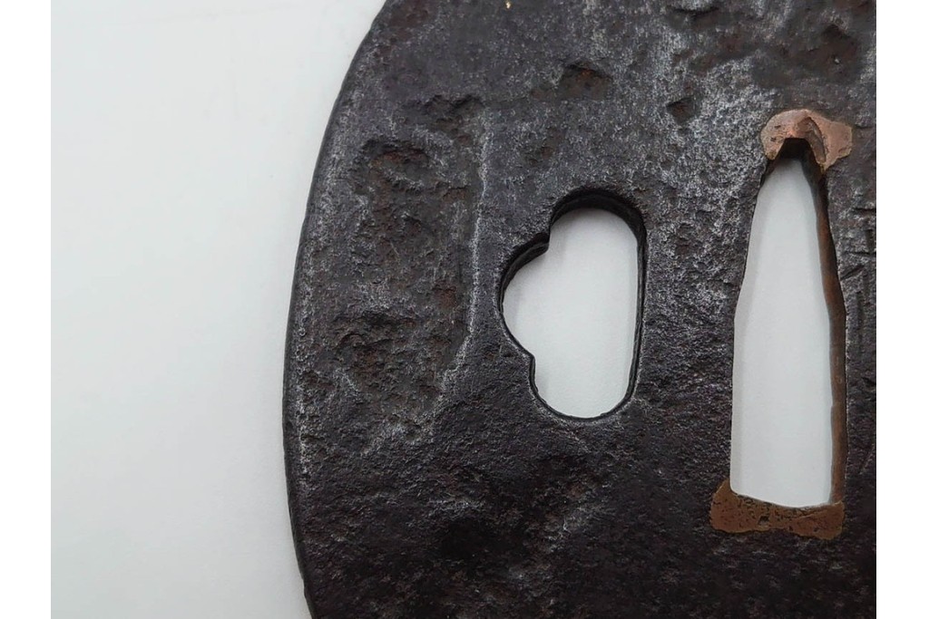 時代武具　正阿弥　鉄地撫角形　腕貫孔(透かし)の入った鍔　外箱付き　(R-086812)