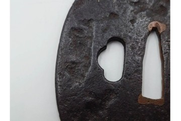 時代武具　正阿弥　鉄地撫角形　腕貫孔(透かし)の入った鍔　外箱付き　(R-086812)