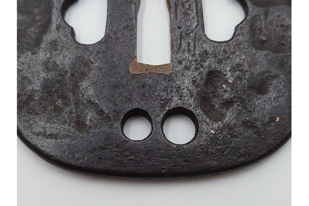 時代武具　正阿弥　鉄地撫角形　腕貫孔(透かし)の入った鍔　外箱付き　(R-086812)