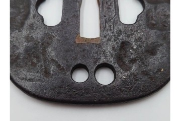 時代武具　正阿弥　鉄地撫角形　腕貫孔(透かし)の入った鍔　外箱付き　(R-086812)