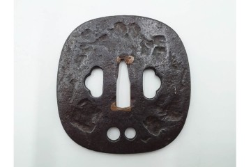 時代武具　正阿弥　鉄地撫角形　腕貫孔(透かし)の入った鍔　外箱付き　(R-086812)