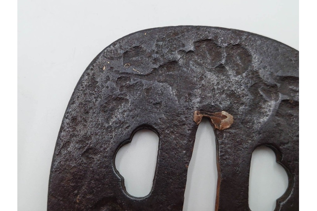 時代武具　正阿弥　鉄地撫角形　腕貫孔(透かし)の入った鍔　外箱付き　(R-086812)