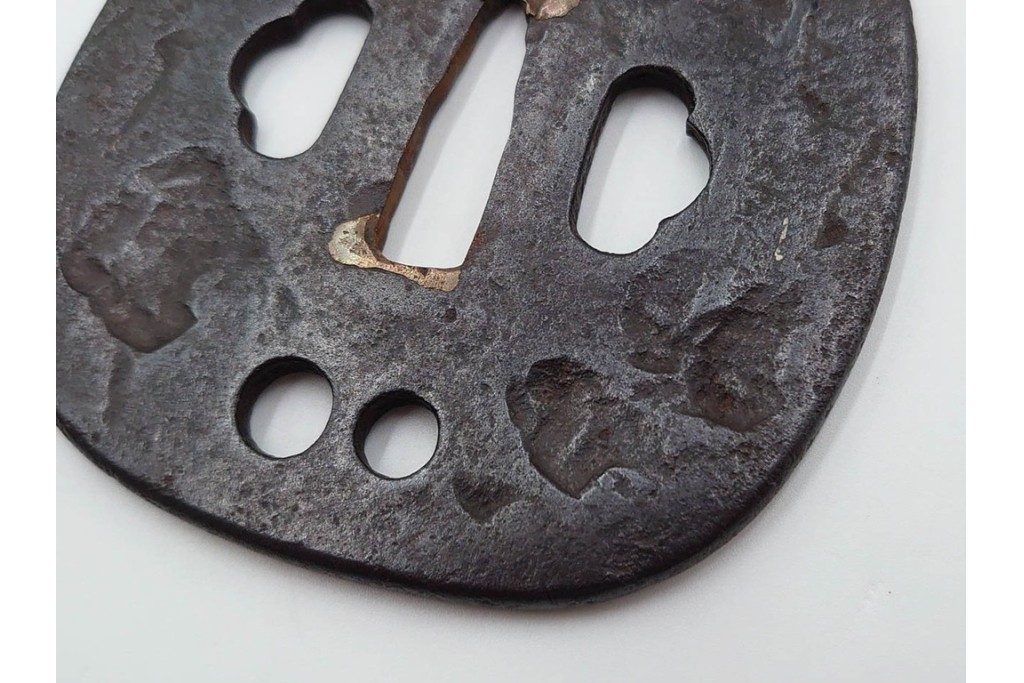 時代武具　正阿弥　鉄地撫角形　腕貫孔(透かし)の入った鍔　外箱付き　(R-086812)