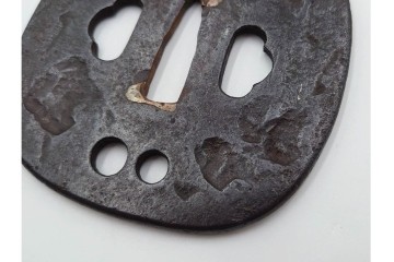 時代武具　正阿弥　鉄地撫角形　腕貫孔(透かし)の入った鍔　外箱付き　(R-086812)