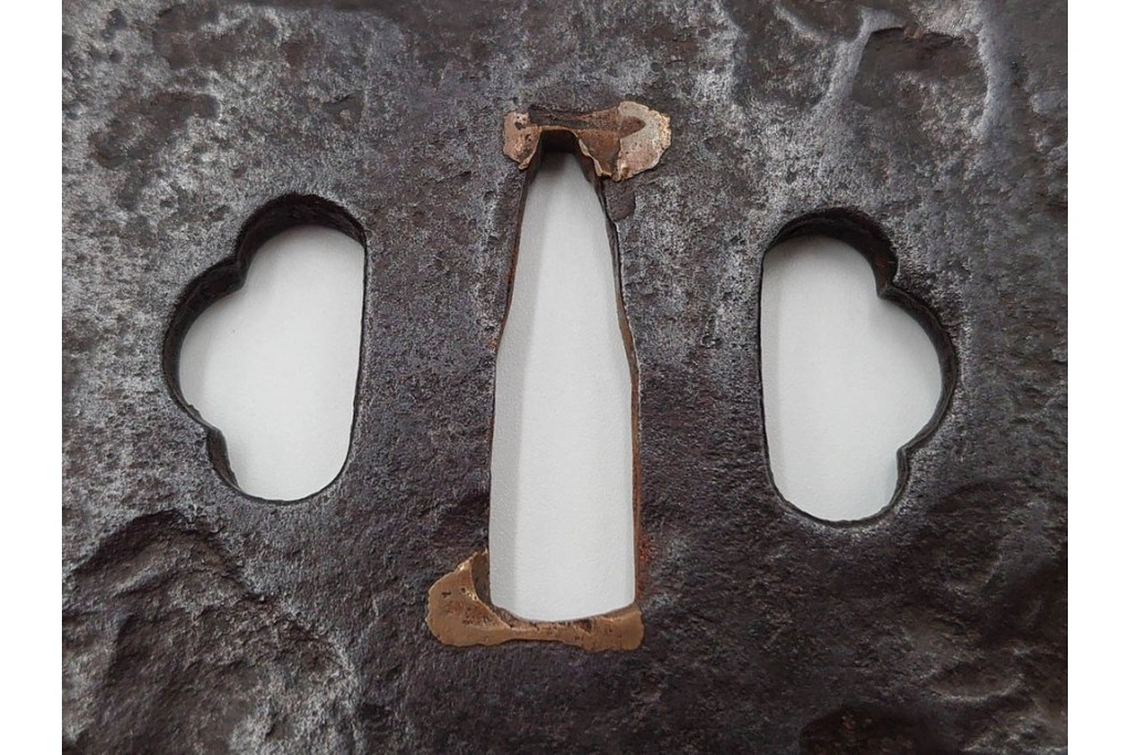 時代武具　正阿弥　鉄地撫角形　腕貫孔(透かし)の入った鍔　外箱付き　(R-086812)