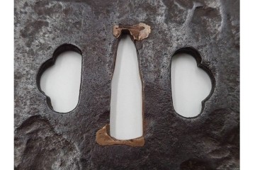 時代武具　正阿弥　鉄地撫角形　腕貫孔(透かし)の入った鍔　外箱付き　(R-086812)