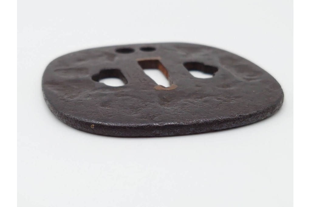 時代武具　正阿弥　鉄地撫角形　腕貫孔(透かし)の入った鍔　外箱付き　(R-086812)