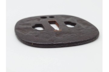 時代武具　正阿弥　鉄地撫角形　腕貫孔(透かし)の入った鍔　外箱付き　(R-086812)