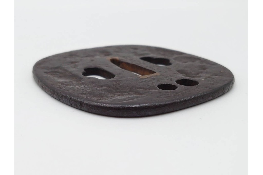 時代武具　正阿弥　鉄地撫角形　腕貫孔(透かし)の入った鍔　外箱付き　(R-086812)