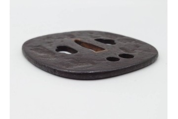 時代武具　正阿弥　鉄地撫角形　腕貫孔(透かし)の入った鍔　外箱付き　(R-086812)