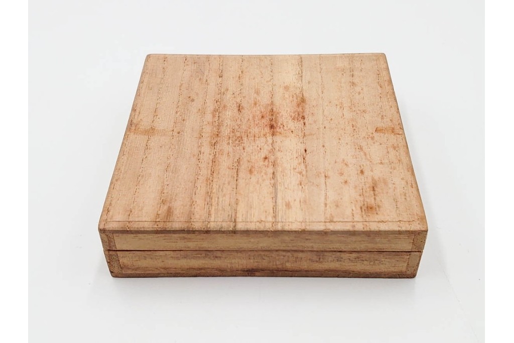 時代武具　正阿弥　鉄地撫角形　腕貫孔(透かし)の入った鍔　外箱付き　(R-086812)