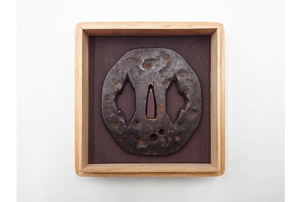 時代武具　鉄地　櫃孔の二階菱透が特徴的な鍔　外箱付き　(R-086813)