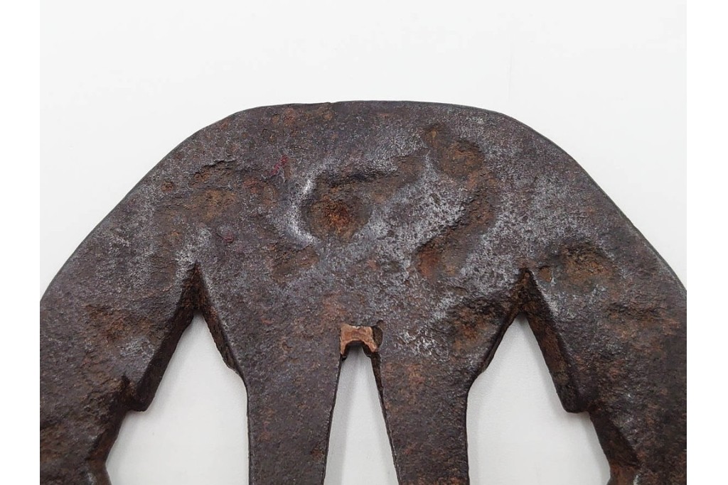 時代武具　鉄地　櫃孔の二階菱透が特徴的な鍔　外箱付き　(R-086813)