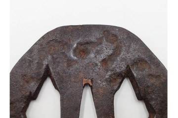 時代武具　鉄地　櫃孔の二階菱透が特徴的な鍔　外箱付き　(R-086813)