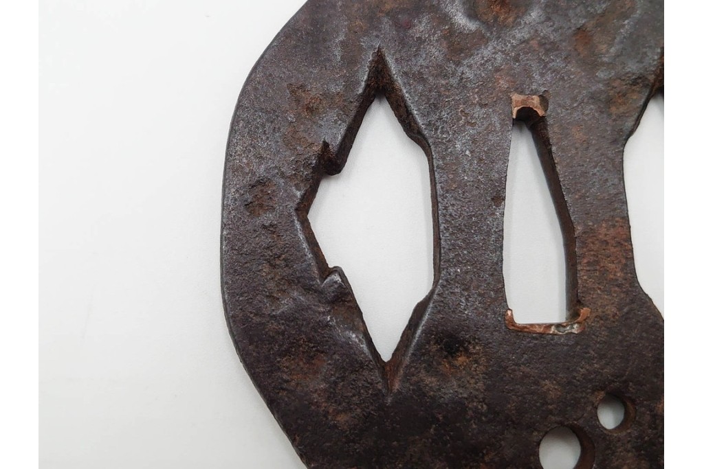 時代武具　鉄地　櫃孔の二階菱透が特徴的な鍔　外箱付き　(R-086813)