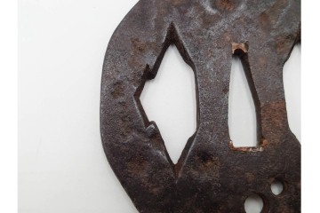 時代武具　鉄地　櫃孔の二階菱透が特徴的な鍔　外箱付き　(R-086813)