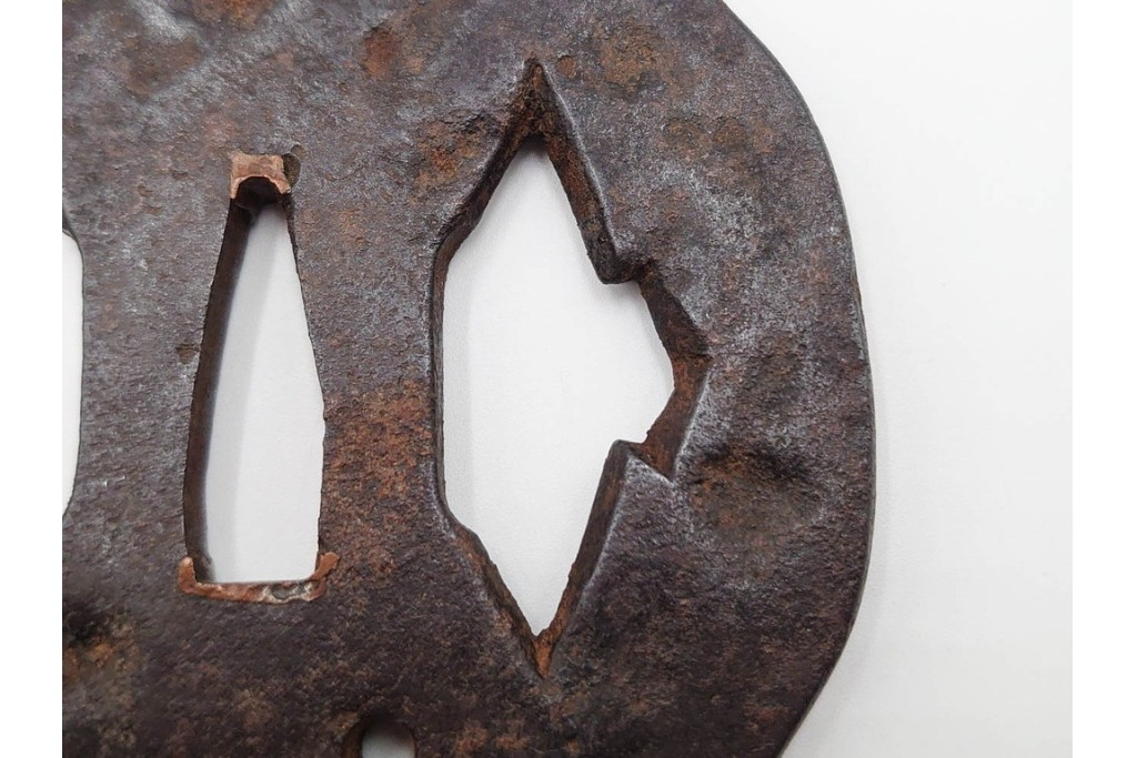 時代武具　鉄地　櫃孔の二階菱透が特徴的な鍔　外箱付き　(R-086813)