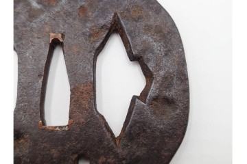 時代武具　鉄地　櫃孔の二階菱透が特徴的な鍔　外箱付き　(R-086813)