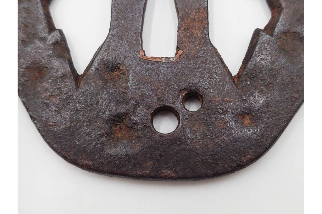 時代武具　鉄地　櫃孔の二階菱透が特徴的な鍔　外箱付き　(R-086813)