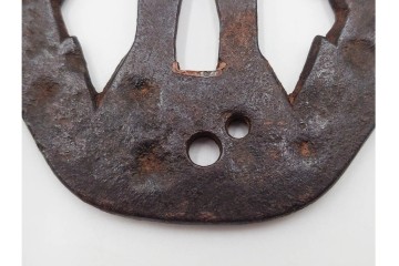 時代武具　鉄地　櫃孔の二階菱透が特徴的な鍔　外箱付き　(R-086813)