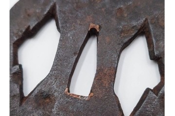 時代武具　鉄地　櫃孔の二階菱透が特徴的な鍔　外箱付き　(R-086813)