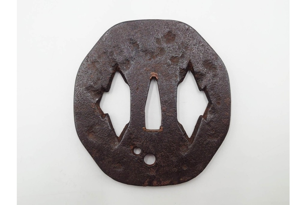 時代武具　鉄地　櫃孔の二階菱透が特徴的な鍔　外箱付き　(R-086813)