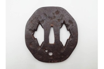 時代武具　鉄地　櫃孔の二階菱透が特徴的な鍔　外箱付き　(R-086813)