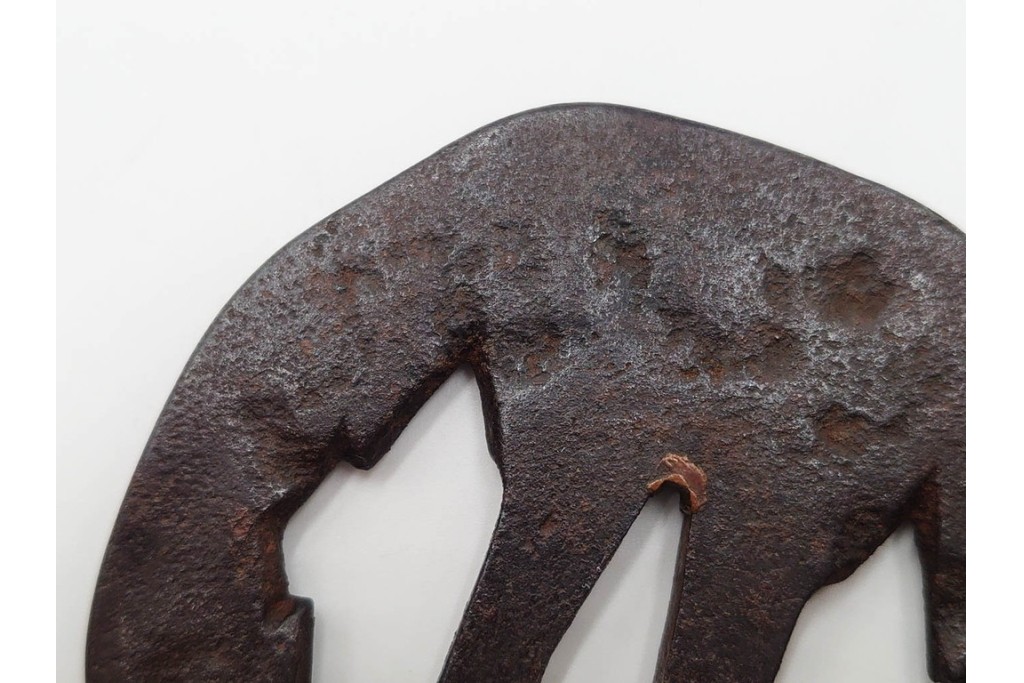 時代武具　鉄地　櫃孔の二階菱透が特徴的な鍔　外箱付き　(R-086813)