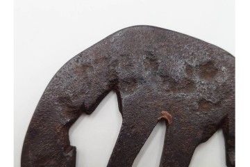 時代武具　鉄地　櫃孔の二階菱透が特徴的な鍔　外箱付き　(R-086813)