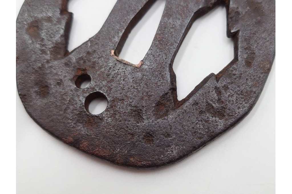 時代武具　鉄地　櫃孔の二階菱透が特徴的な鍔　外箱付き　(R-086813)