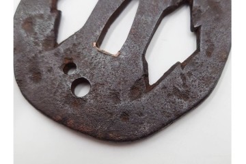 時代武具　鉄地　櫃孔の二階菱透が特徴的な鍔　外箱付き　(R-086813)