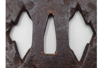 時代武具　鉄地　櫃孔の二階菱透が特徴的な鍔　外箱付き　(R-086813)