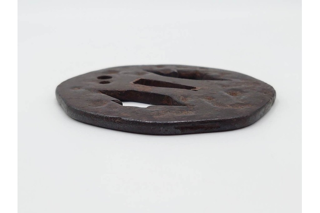 時代武具　鉄地　櫃孔の二階菱透が特徴的な鍔　外箱付き　(R-086813)