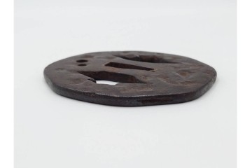 時代武具　鉄地　櫃孔の二階菱透が特徴的な鍔　外箱付き　(R-086813)