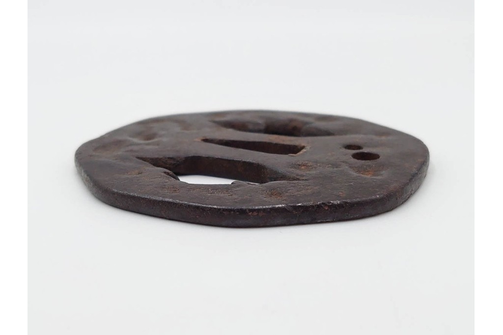 時代武具　鉄地　櫃孔の二階菱透が特徴的な鍔　外箱付き　(R-086813)