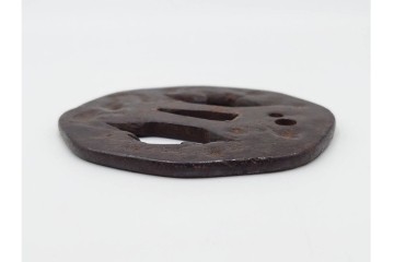 時代武具　鉄地　櫃孔の二階菱透が特徴的な鍔　外箱付き　(R-086813)