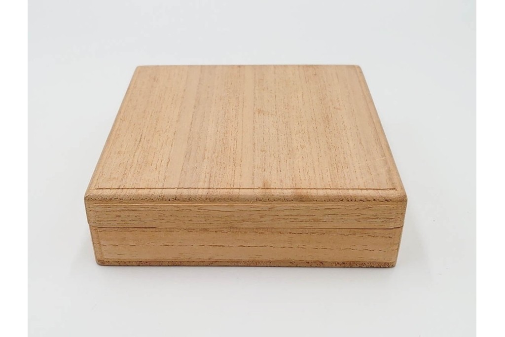 時代武具　鉄地　櫃孔の二階菱透が特徴的な鍔　外箱付き　(R-086813)