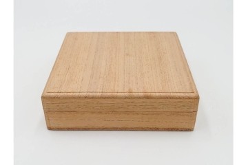 時代武具　鉄地　櫃孔の二階菱透が特徴的な鍔　外箱付き　(R-086813)