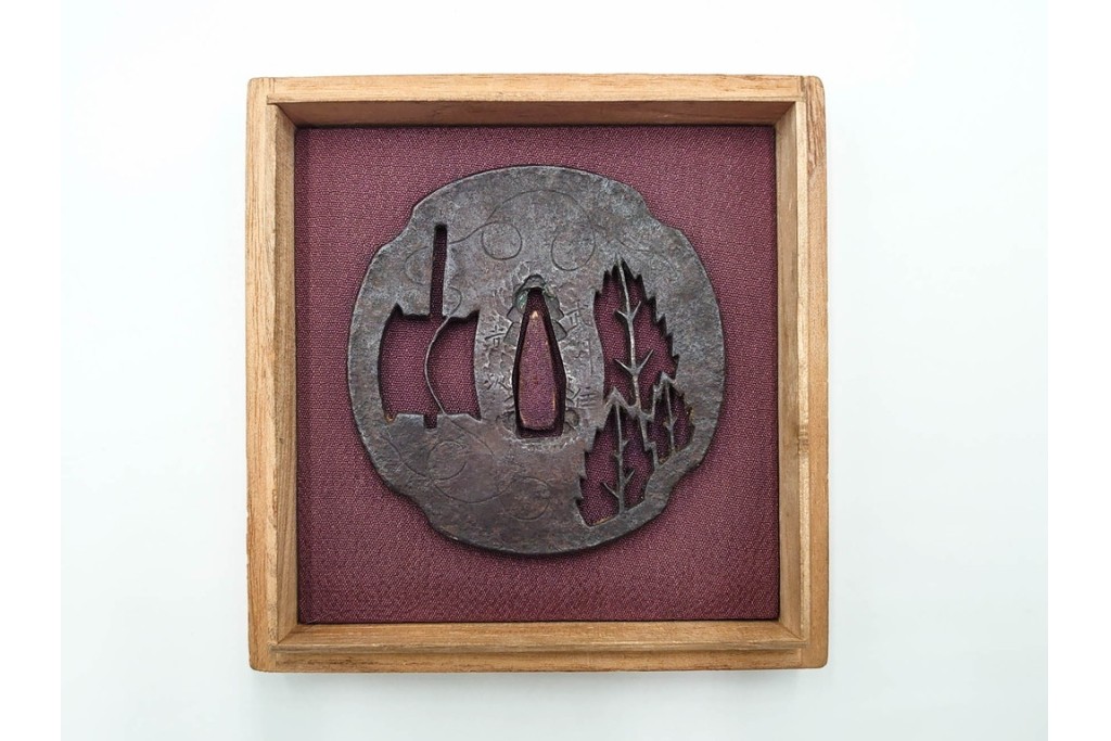 時代武具　武州住 赤坂忠時作　鉄地　透かし鍔　外箱付き　(R-086814)