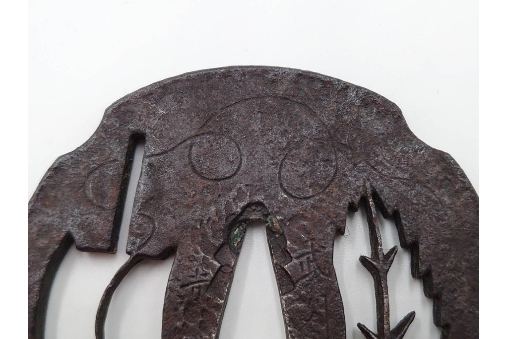 時代武具　武州住 赤坂忠時作　鉄地　透かし鍔　外箱付き　(R-086814)