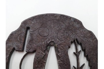 時代武具　武州住 赤坂忠時作　鉄地　透かし鍔　外箱付き　(R-086814)