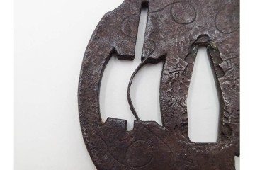 時代武具　武州住 赤坂忠時作　鉄地　透かし鍔　外箱付き　(R-086814)